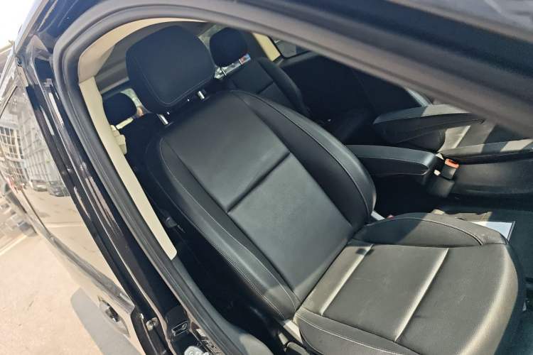 Used Mercedes-Benz Vito 2021 2.0T Elite Version 7 Seats Right Front Seat