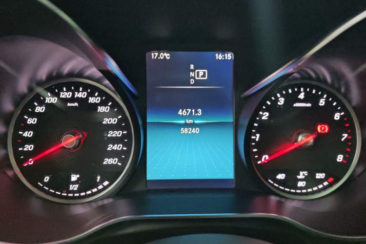 Used Mercedes-Benz GLC 2020 GLC 260 L 4MATIC Dynamic Model Odometer Close Up