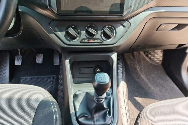 Used Wuling Hongguang 2019 1.5L S Basic Version China VI Standard LAR