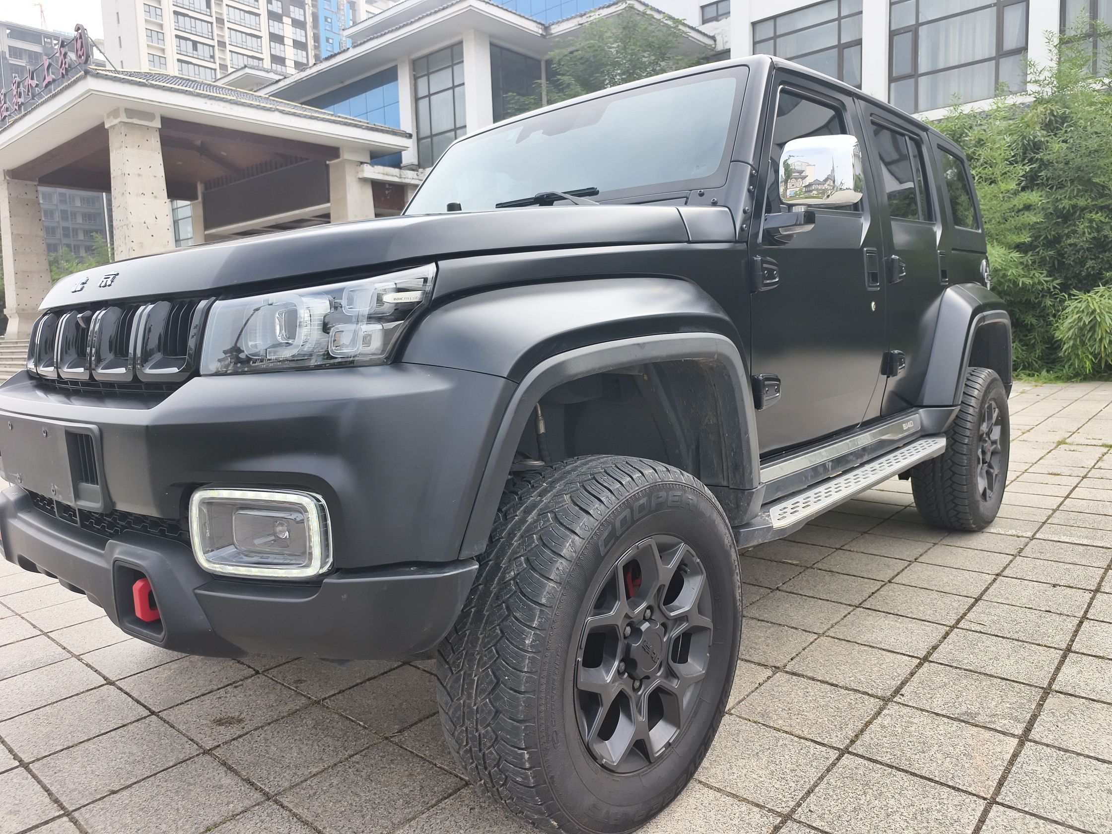 Под передней частью автомобиля