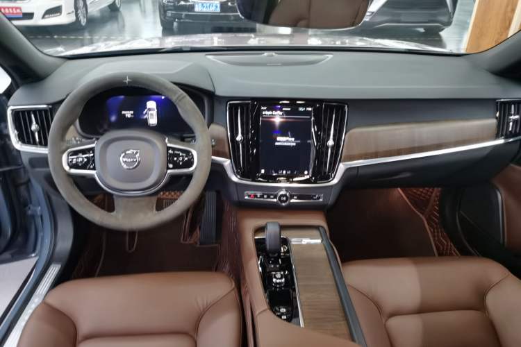 Used Volvo V90 2023 Cross Country B5 AWD Smart Range Edition
