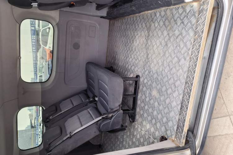 Used SAIC MAXUS Xintu V70 2023 2.0T Elite Edition Manual Transmission Short Wheelbase Low Roof 5/6 Seats (125 hp)