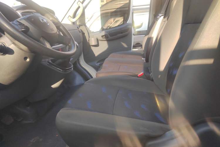 Used Dongfeng Yufeng Yufeng 2021 2.0T Power King Front-Drive Logistics Vehicle Long Wheelbase Mid-Roof Design 6–9 Seats China VI Emission Standard ZD20