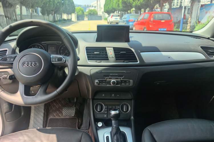 Used Audi Q3 2018 30th Anniversary Edition 30 TFSI Fashion Model Audio And AC Panel