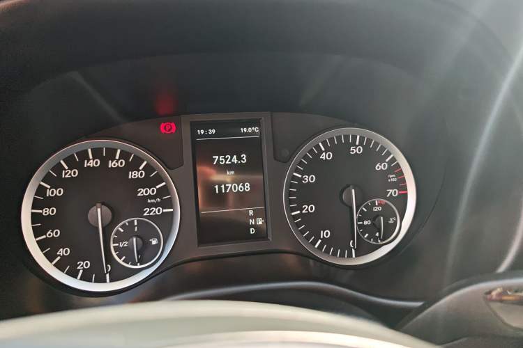 Used Mercedes-Benz Vito 2016 2.0T Business Edition Odometer Close Up