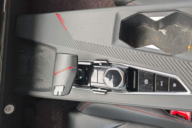 Used CHANGAN OSHAN Z6 2022 Blue Whale 1.5T DCT Smart Navigation Model Interior 1