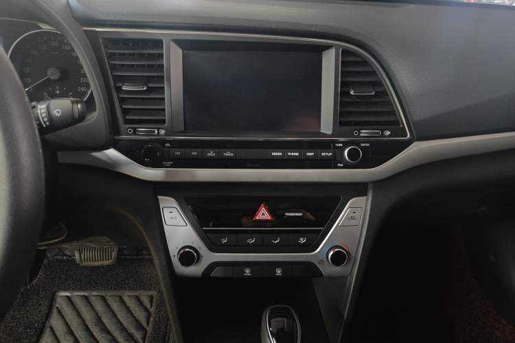 Used Hyundai Elantra (6th Generation / Lingdong) 2016 1.6L Automatic ZhiXuan – Elite Version Audio And AC Panel