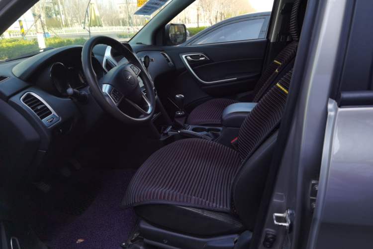 Used JMC Yuhu 3 2018 2.5T Diesel Two-Wheel Drive Advanced Version Standard Wheelbase Interior 1