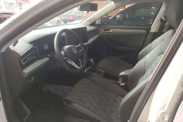 Used Volkswagen Sagitar 2023 300TSI DSG Excellence Edition Interior 4