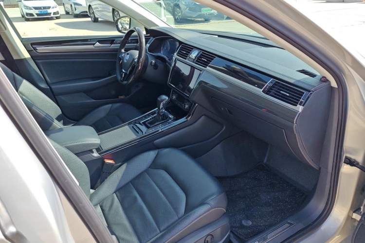 Used Volkswagen Phideon 2019 380TSI Two-Wheel Drive Business Edition China VI Standard
