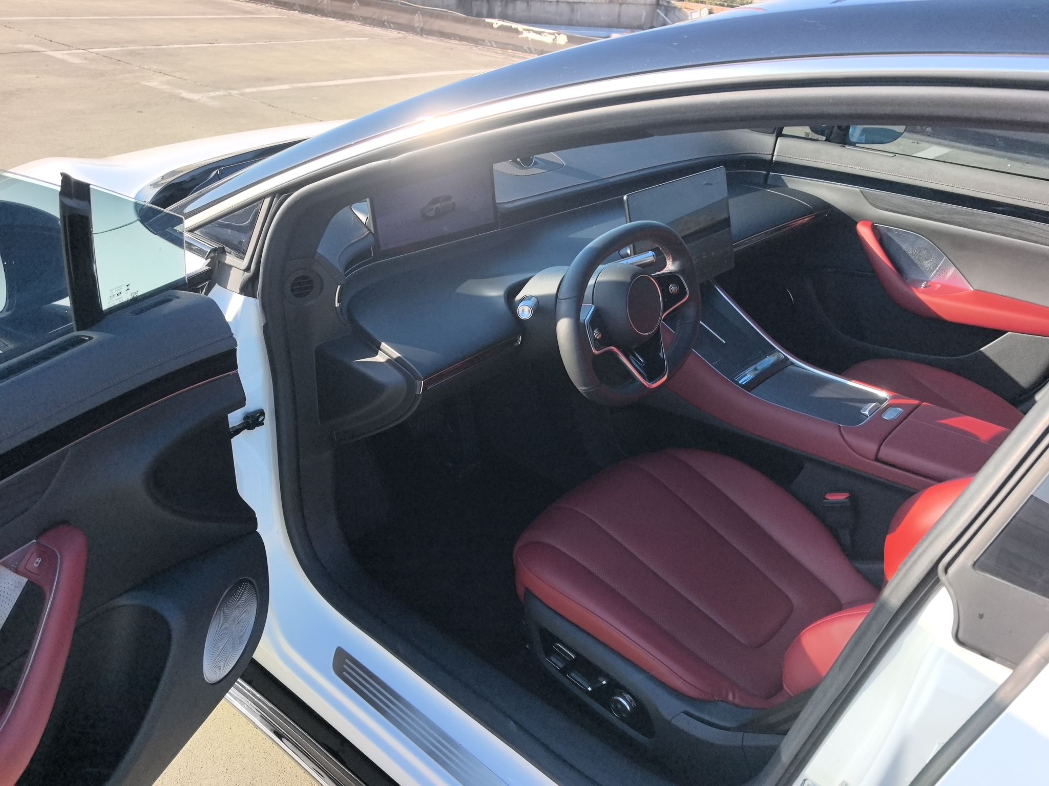 المقاعد الأمامية داخل السيارة