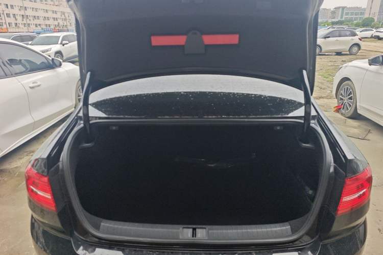 Used Volkswagen Magotan 2018 330TSI DSG Advanced Model Trunk