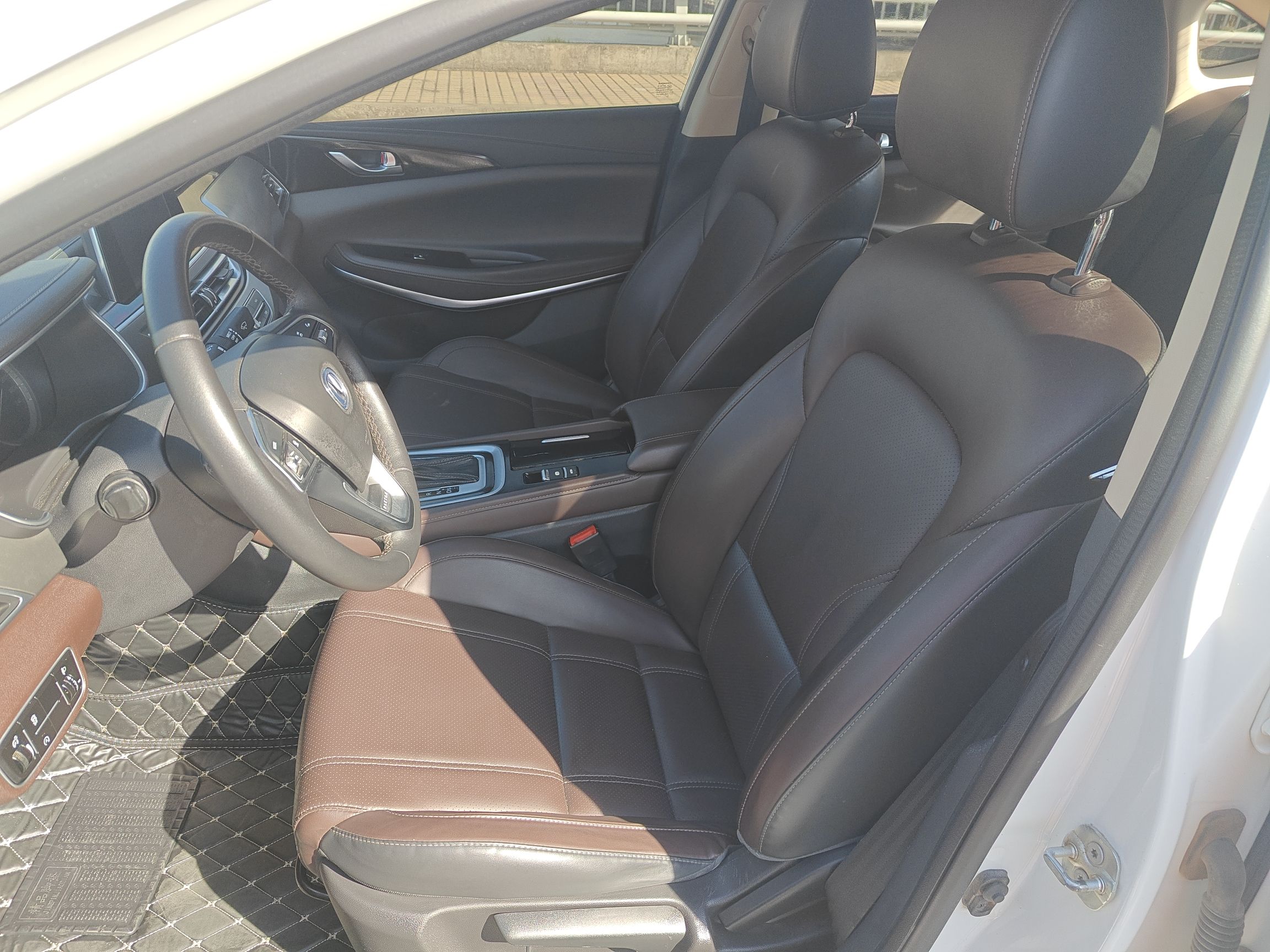 Переднее сиденье в автомобиле