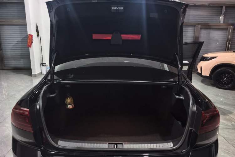 Used Volkswagen Magotan 2023 2 Million Units Limited Edition 330TSI DSG Leading Version Trunk