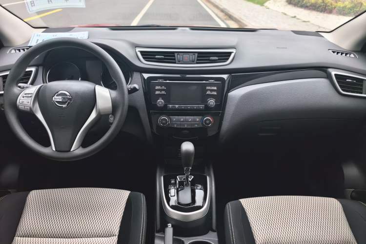 Used Nissan Qashqai 2016 2.0L CVT Elite Edition Center Console