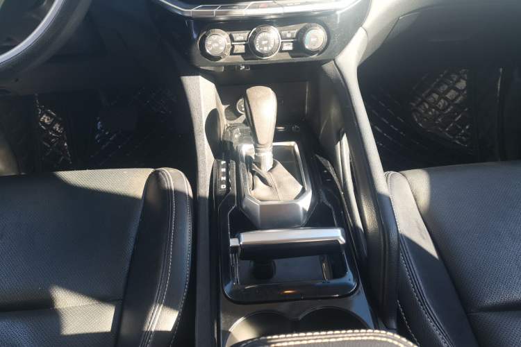 Used JMC Yusheng S350 2017 2.0T Automatic 2WD Diesel Luxury Version with Sunroof 5 Seats