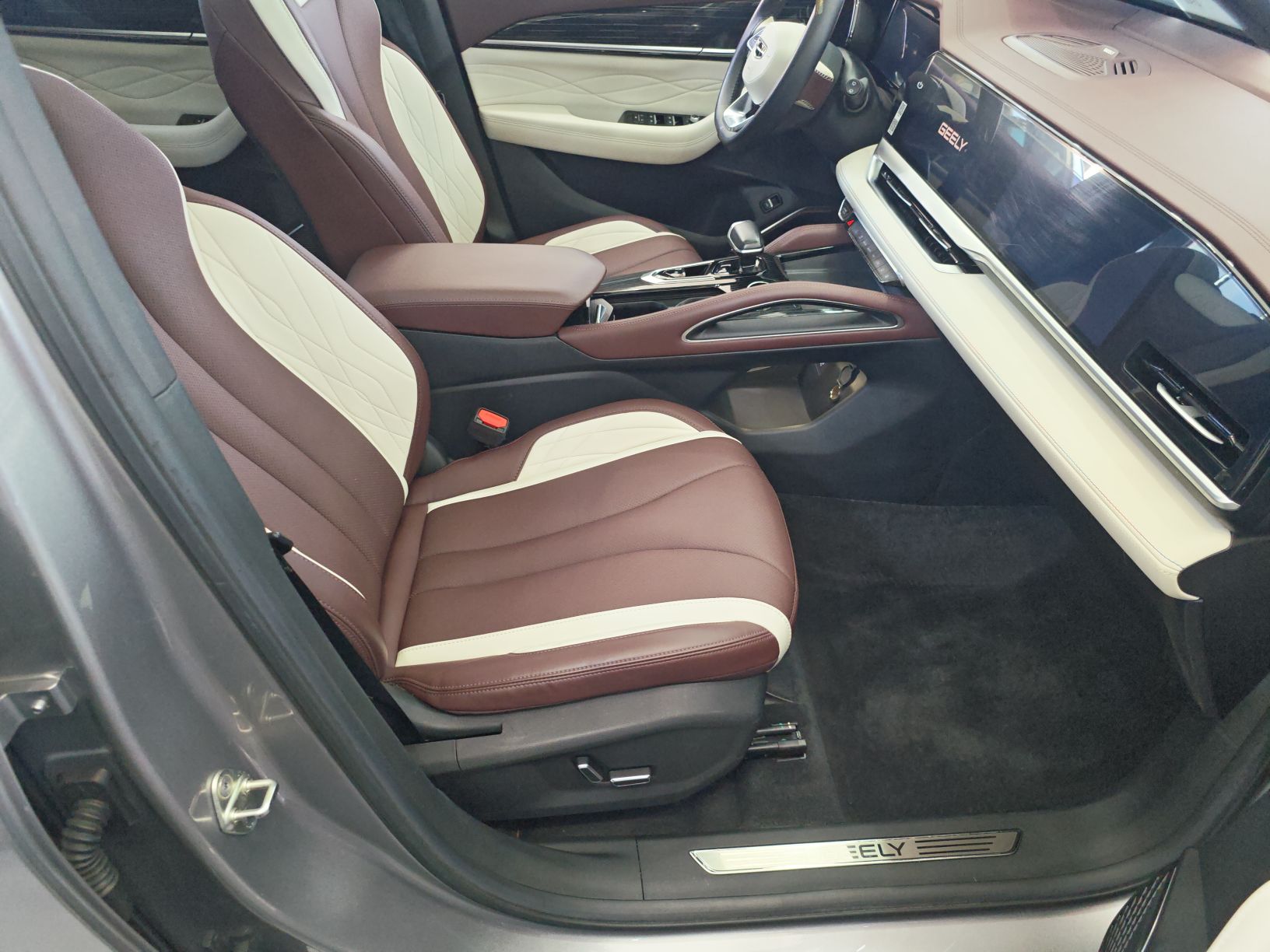 Geely Auto Monjaro L 2021 2.0TD DCT EVO Two-Wheel Drive Prestige Version — снимка 14