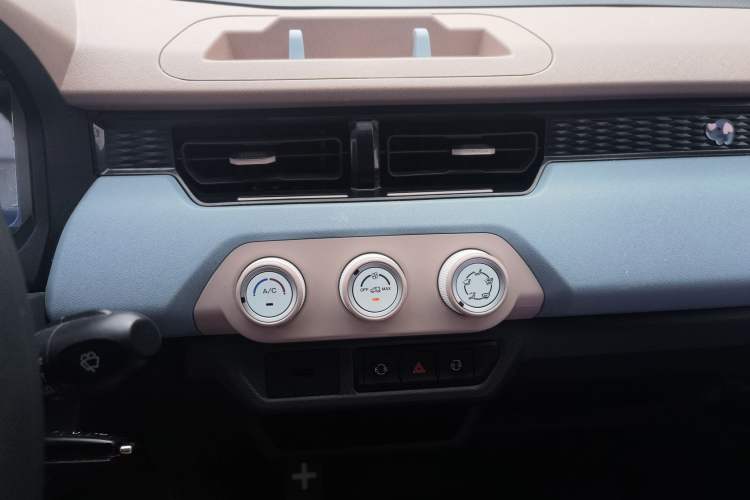 Used Chery New Energy QQ Ice Cream 2024 170km Sundae Audio And AC Panel