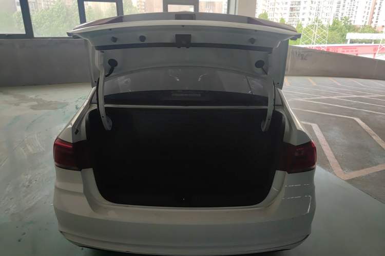 Used Volkswagen Santana 2016 1.6L Manual Fashion Edition Trunk