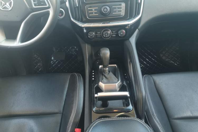 Used JMC Yusheng S350 2017 2.0T Automatic 2WD Diesel Luxury Version with Sunroof 5 Seats