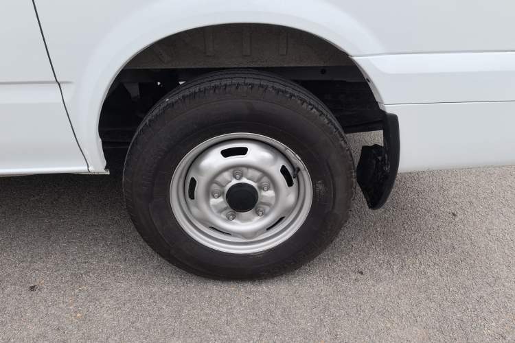 Used JMC Fushun 2023 2.0T Manual Short-Wheelbase Mid-Height Commercial Multi-Purpose 5-Seater Passenger Vehicle