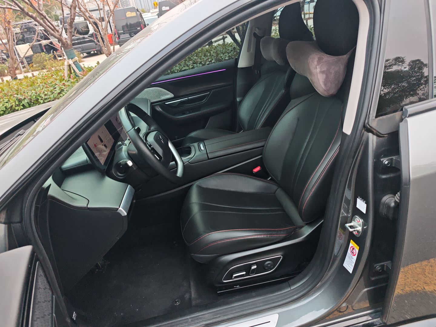 المقاعد الأمامية داخل السيارة