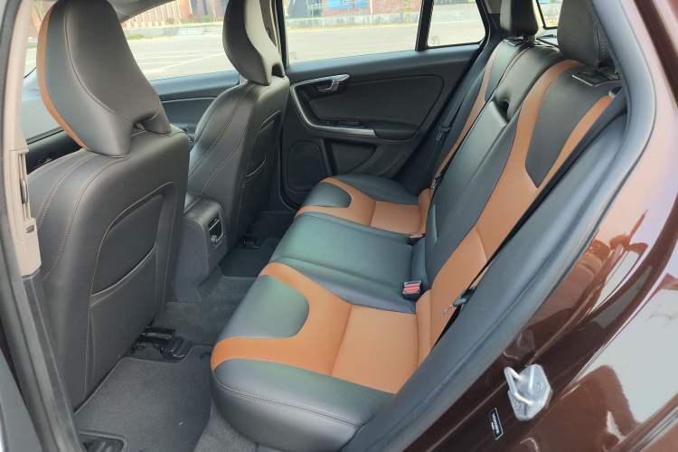 Used Volvo V60 2016 Cross Country T6 AWD
