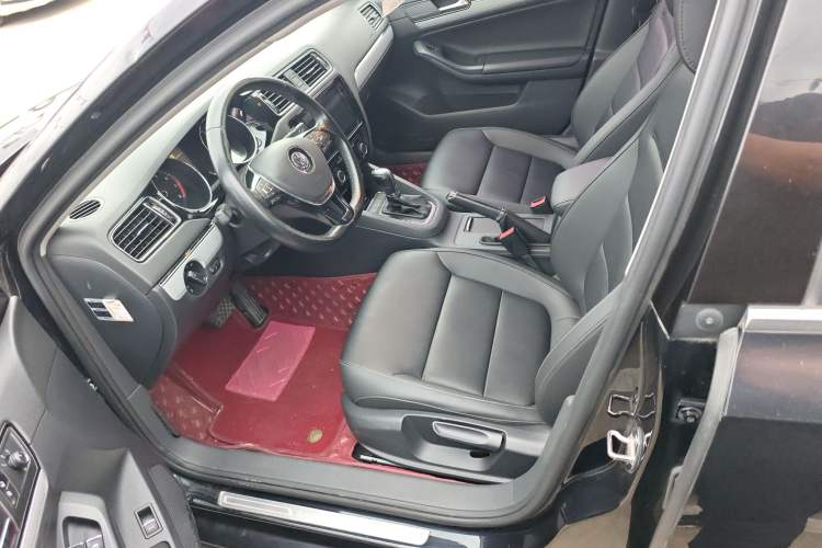 Used Volkswagen Sagitar 2017 230TSI Automatic Comfort Version
