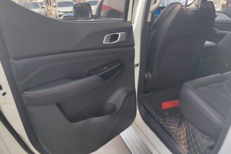 Used CHANGAN Lantop 2023 2.0T Manual Two-Wheel Drive Gasoline Elite Version Standard Cab Interior 2