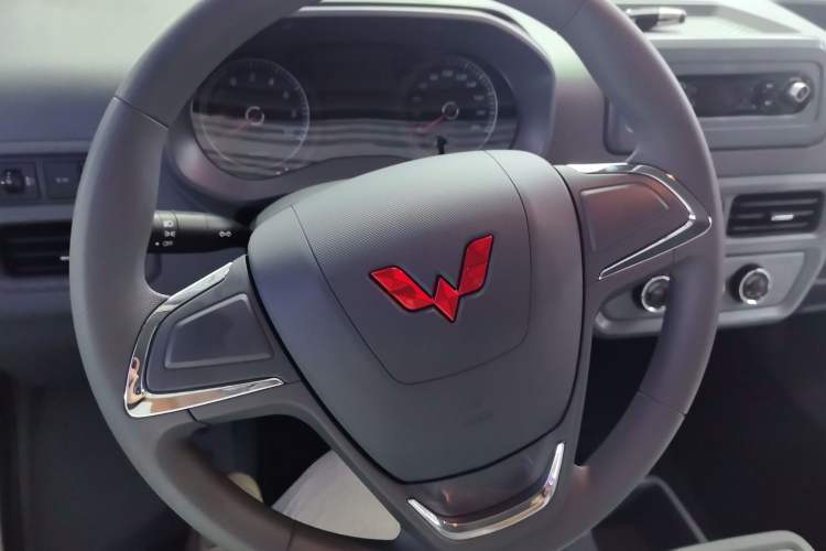 Used Wuling Yangguang 2024 300KM Comfort Version Passenger Van 75kW