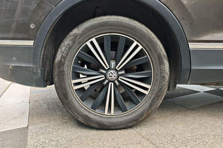 Used Volkswagen Tiguan L 2017 330TSI Automatic Two-Wheel Drive Flagship Edition Exterior 4