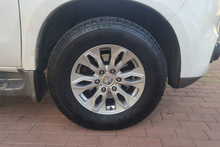 Used JMC Yusheng S350 2017 2.0T Automatic 2WD Diesel Luxury Version with Sunroof 5 Seats