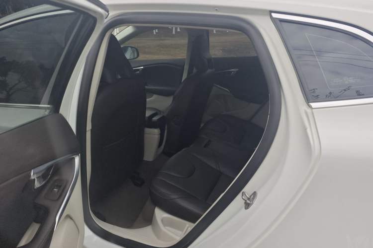 Used Volvo V40 2015 1.6T Zhiya Edition
