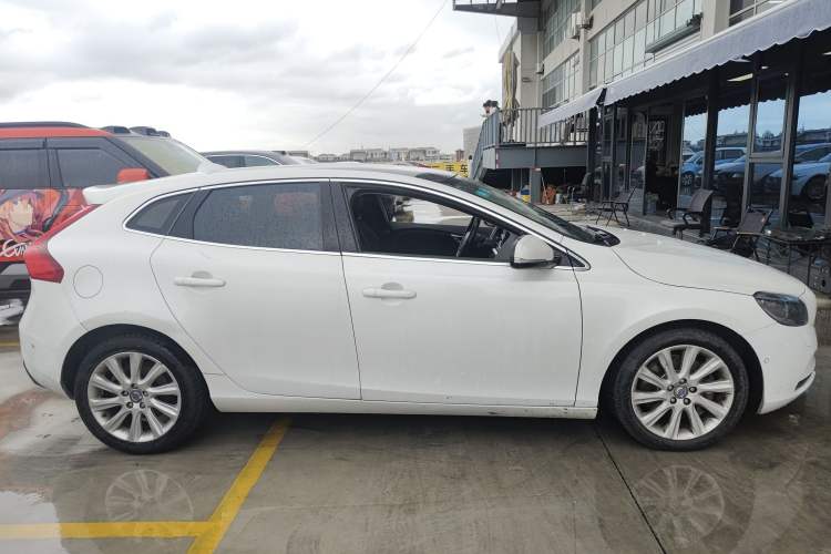 Used Volvo V40 2014 2.0T Zhiya Edition
