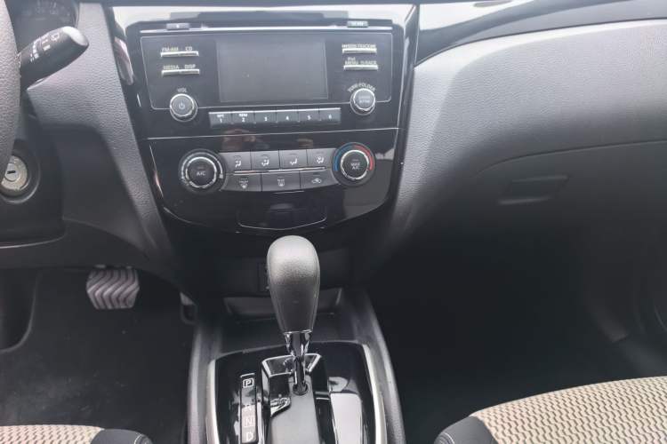 Used Nissan Qashqai 2016 2.0L CVT Elite Edition Audio And AC Panel