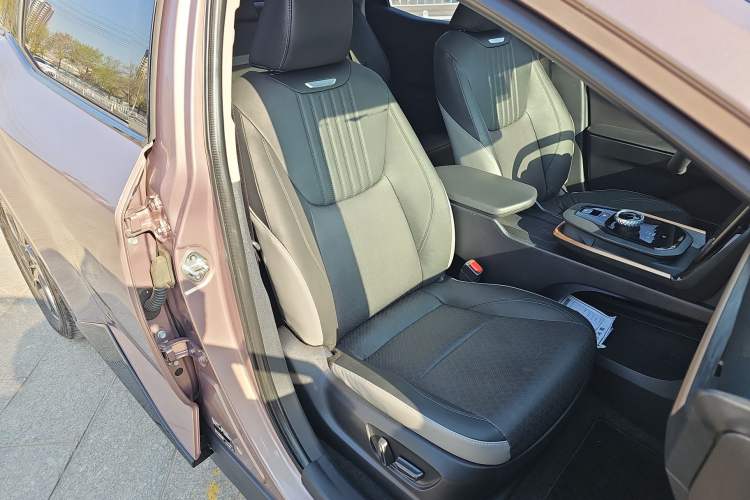 Used Toyota bZ3 2023 616 km Long-Range Premium Right Front Seat