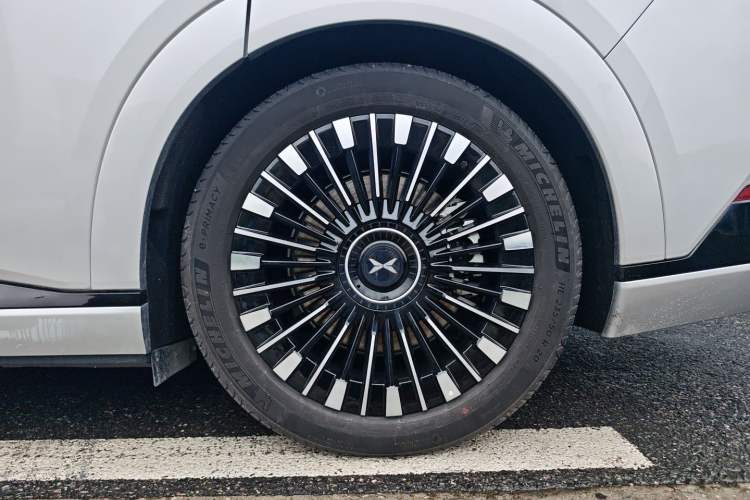 Used XPeng X9 2025 650 Long-Range Max Exterior 3