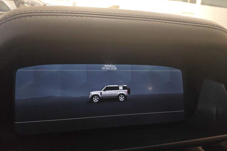 Used Land Rover Defender 2022 110 P400 X-DYNAMIC HSE Odometer Close Up