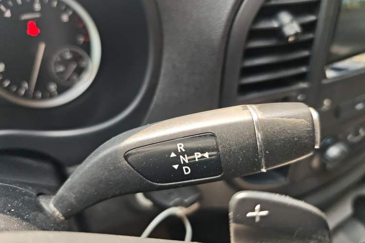 Used Mercedes-Benz Vito 2021 2.0T Elite Version 7 Seats Gear Lever