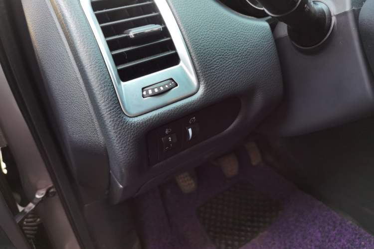 Used JMC Yuhu 3 2018 2.5T Diesel Two-Wheel Drive Advanced Version Standard Wheelbase Interior 6