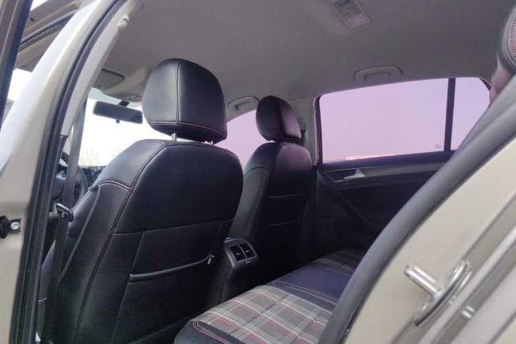 Used Volkswagen Golf 2016 1.6L Manual Fashion Edition
