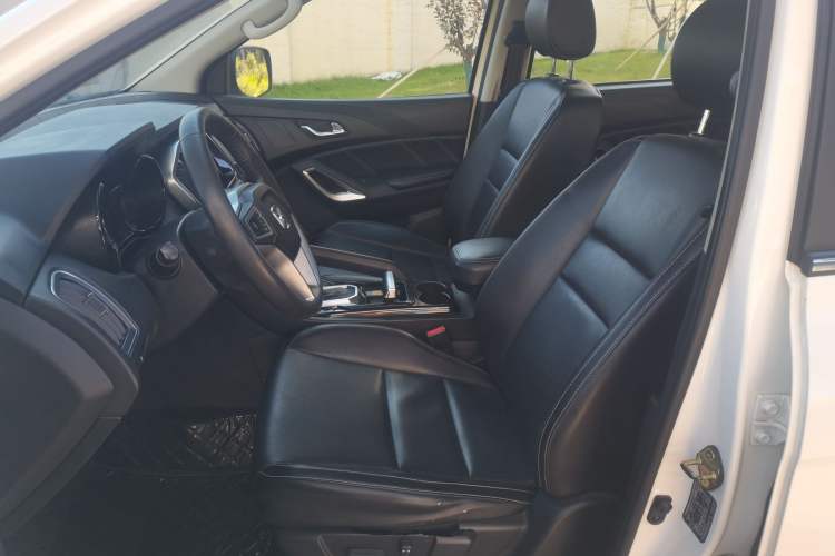 Used JMC Yusheng S350 2017 2.0T Automatic 2WD Diesel Luxury Version with Sunroof 5 Seats