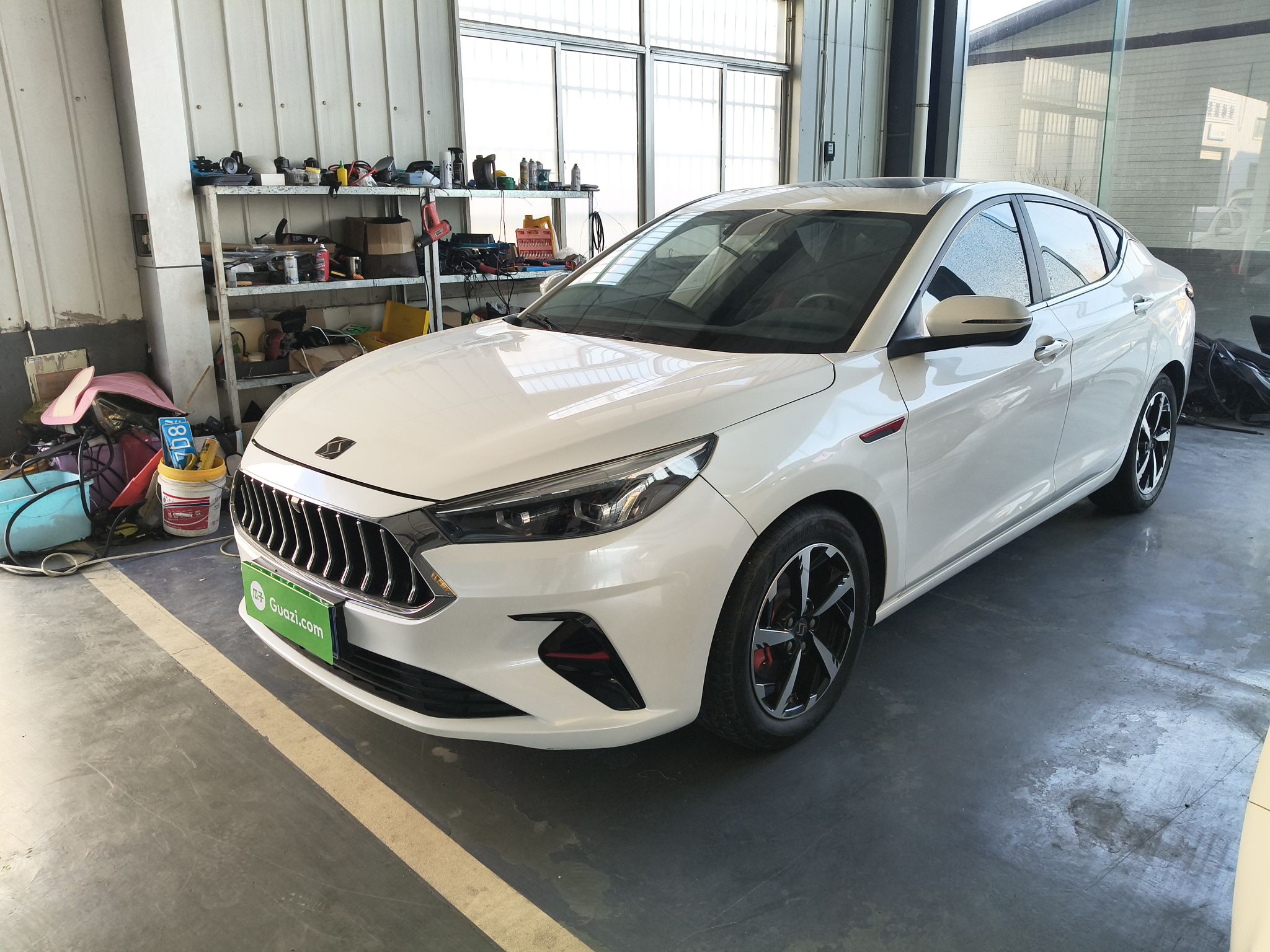 تحت مقدمة السيارة