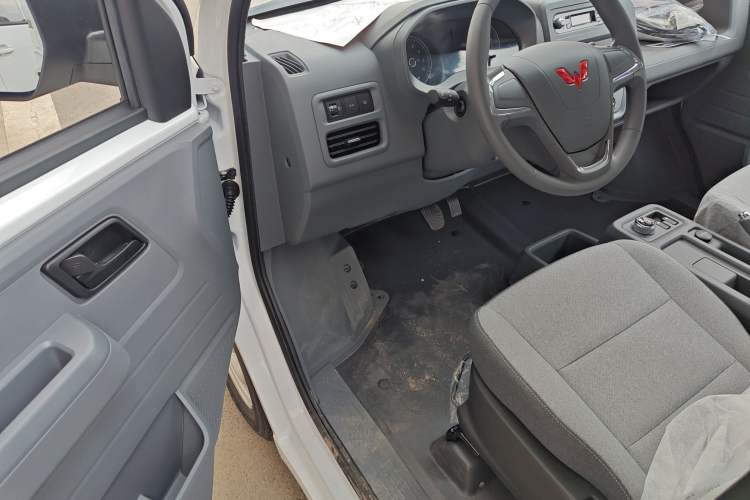 Used Wuling Yangguang 2025 Model 400km Bus Edition—Comfort Edition