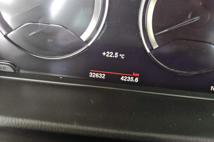 Used BMW X1 2022 sDrive25Li Leading Model Odometer Close Up