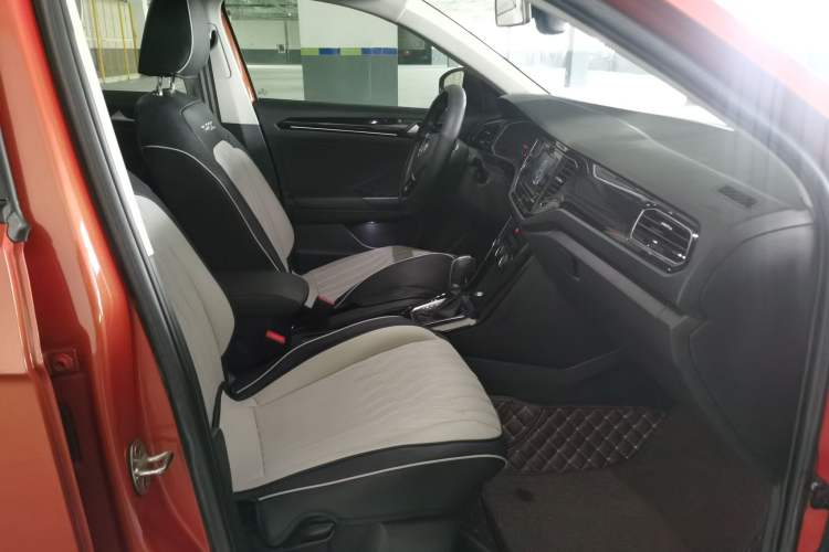 Used Volkswagen T-ROC 2018 280TSI DSG Two-Wheel Drive Comfort Version China VI Standard Interior 1