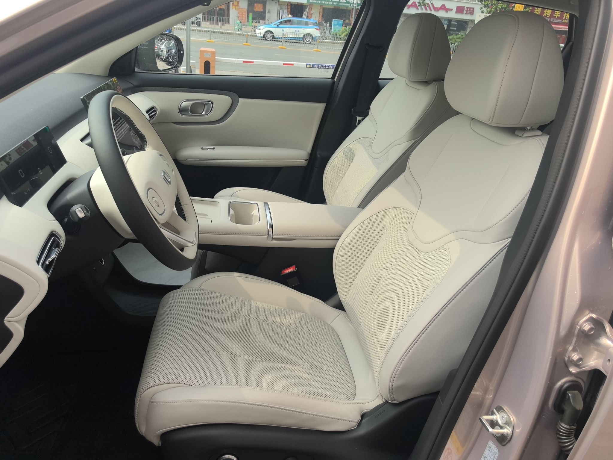 Переднее сиденье в автомобиле