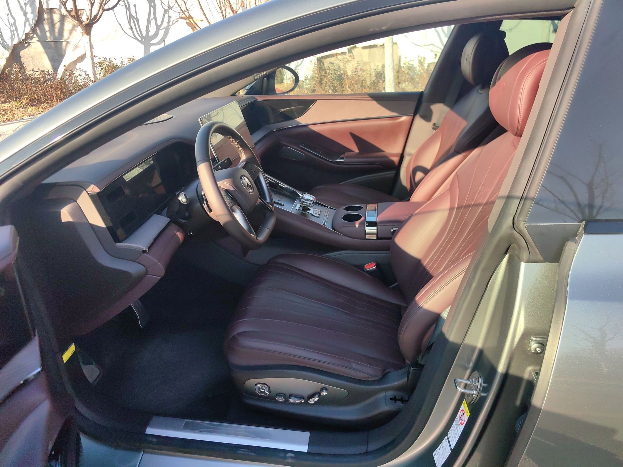 المقاعد الأمامية داخل السيارة