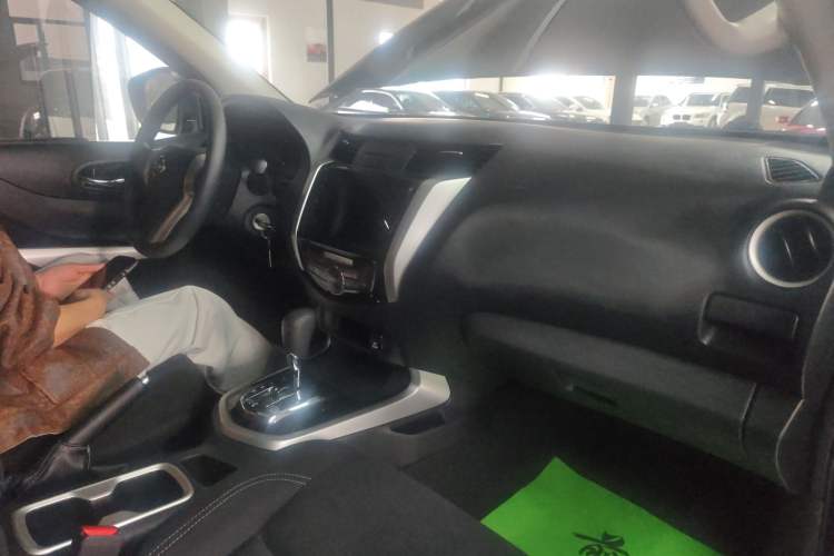 Used Nissan Navara 2017 2.5L Automatic 2WD Luxury Edition QR25
