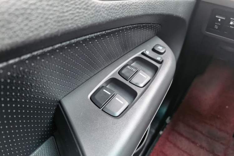 Used BYD S7 2015 2.0T Automatic Prestige Model Interior 9